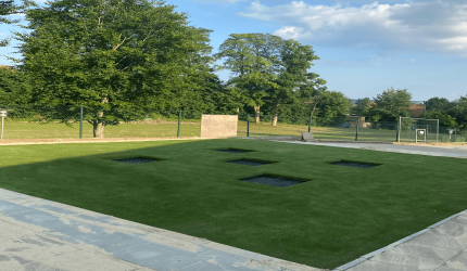 Trampolin med kunstgræs og stødabsorberende måtter